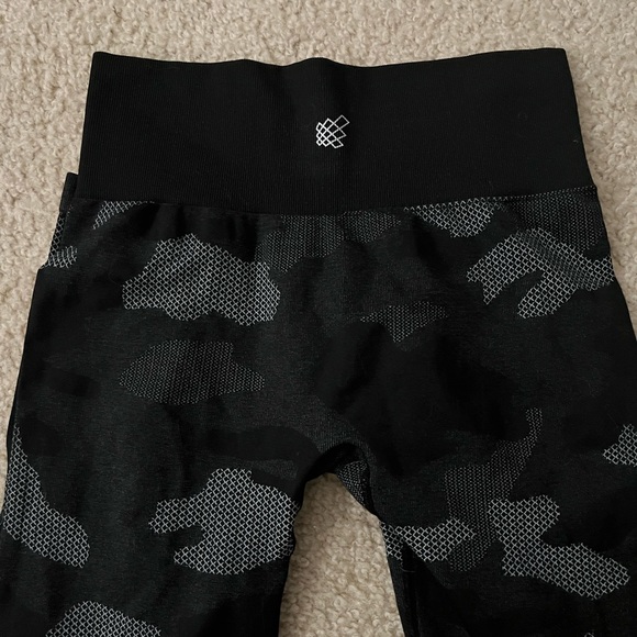 CAMO WORKOUT LEGGINGS! - Picture 3 of 4